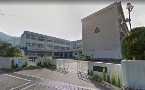 近くの熊野町立熊野東中学校まで900m（徒歩12分）