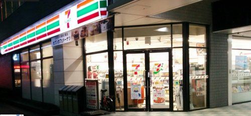 近くのセブンイレブン 松戸八柱駅前店まで477m（徒歩6分）