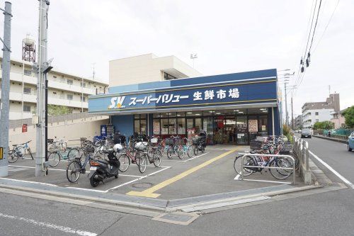 近くのスーパーバリュー 南浦和店まで640m（徒歩8分）