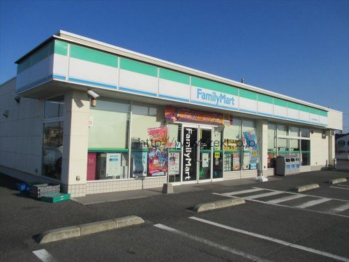 近くのファミリーマート 日野屋伊勢崎茂呂店まで1,004m(徒歩13分)