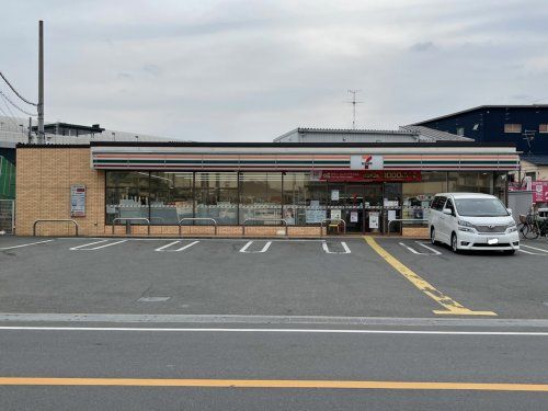 近くのセブンイレブン 寝屋川萱島東3丁目店まで481m（徒歩7分）