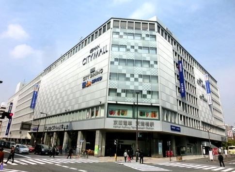 近くの京阪シティモールまで594m（徒歩8分）