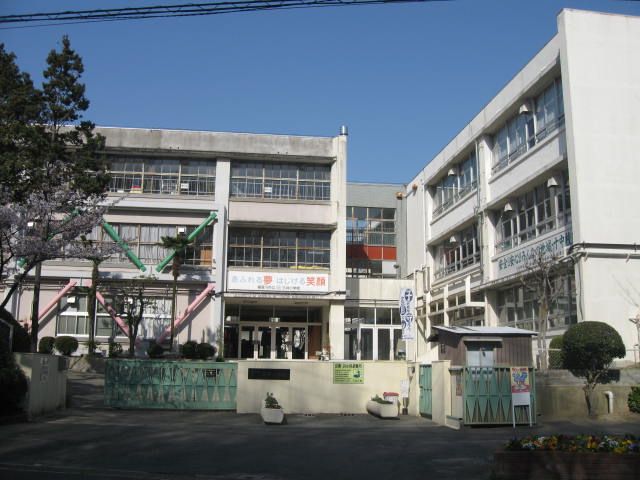 近くの寝屋川市立三井小学校まで709m(徒歩9分)
