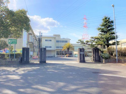 近くの東浦町立東浦中学校まで707m（徒歩9分）