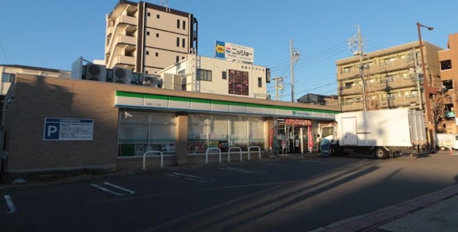 近くのファミリーマート 小幡中一丁目店まで77m（徒歩1分）