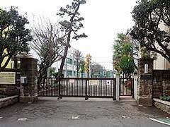 近くの目黒区立油面小学校まで101m（徒歩2分）