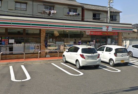 近くのコンビニまで354m（徒歩5分）