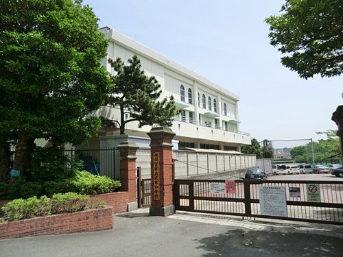 近くの横須賀市立坂本中学校まで572m（徒歩8分）