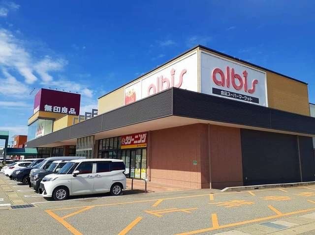 近くのalbis(アルビス) となみ店まで580m（徒歩8分）