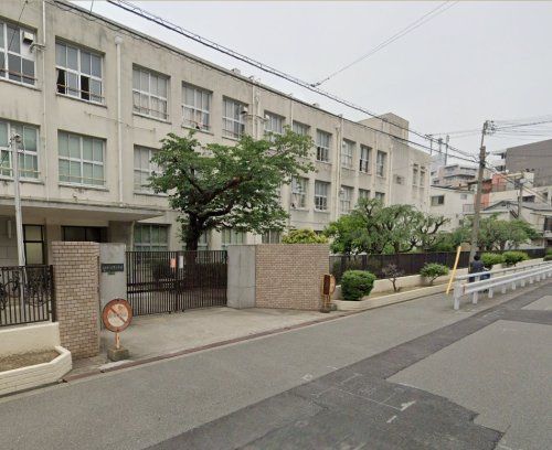 近くの豊里小学校まで555m(徒歩7分)