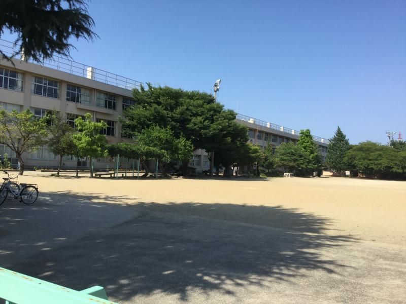 近くの小学校まで633m（徒歩8分）