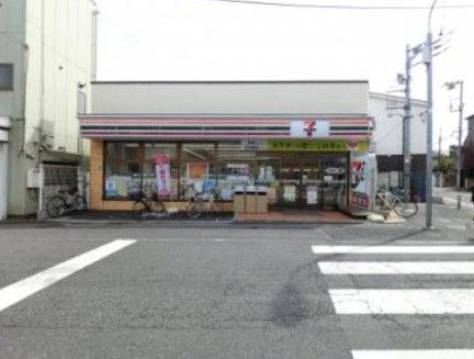 近くのコンビニまで937m（徒歩12分）