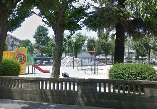 近くの三番公園まで627m（徒歩8分）