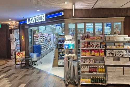 近くのローソン 緑地駅ビル店まで718m(徒歩9分)