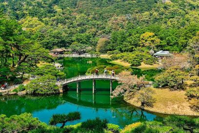 近くの栗林公園まで2,330m（徒歩30分）