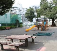 近くの三田綱町児童遊園まで650m（徒歩9分）