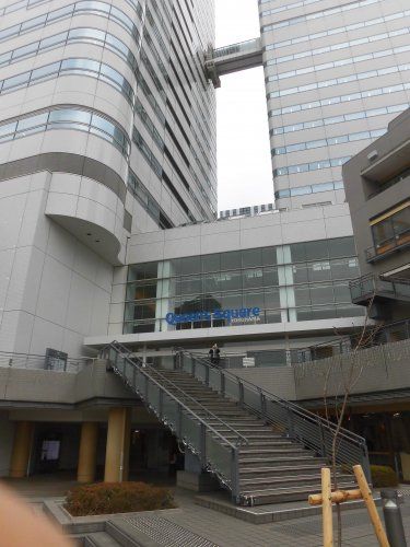 近くのクイーンズスクエアまで1,016m（徒歩13分）