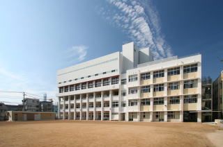 近くの神戸市立東灘小学校まで545m（徒歩7分）