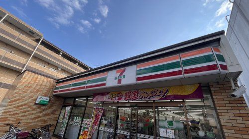 近くのセブン-イレブン 狭山ヶ丘駅西口店まで296m(徒歩4分)