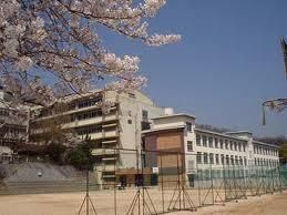 近くの神戸市立夢野中学校まで127m（徒歩2分）