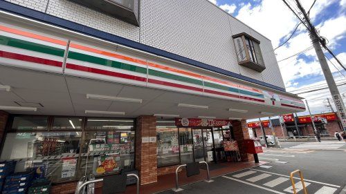 近くのセブン-イレブン柴崎駅北店まで533m（徒歩7分）