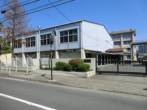 近くの横須賀市立久里浜中学校まで1,720m（徒歩22分）
