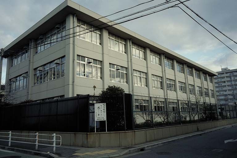 近くの神戸市立真陽小学校まで643m(徒歩9分)