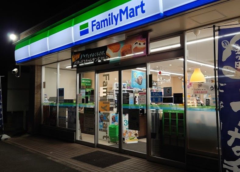 近くのファミリーマート 守山向台二丁目店まで595m（徒歩8分）