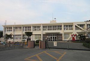 近くの小学校まで954m（徒歩12分）