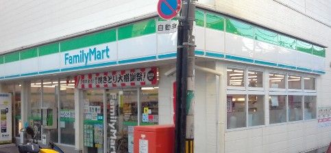 近くのファミリーマート 豊中駅西口店まで139m（徒歩2分）