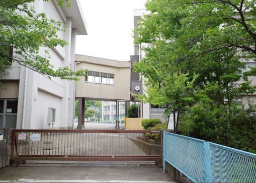 近くの横須賀市立追浜小学校まで1,368m（徒歩18分）