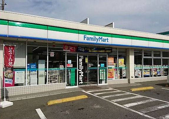 近くのコンビニまで736m（徒歩10分）