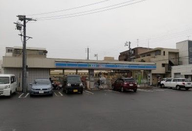 近くのローソン 川名駅前店まで557m（徒歩7分）