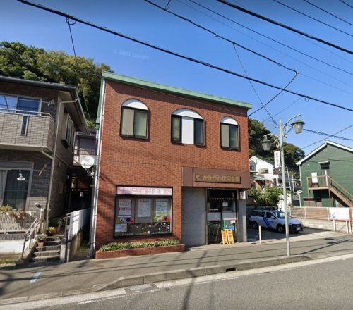 近くのかながわ信用金庫坂本出張所まで2,498m（徒歩32分）