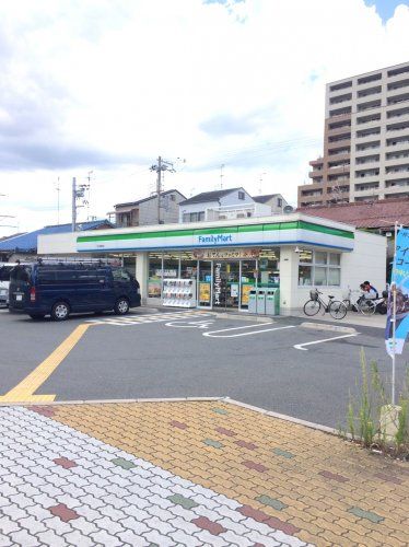 近くのファミリーマート守口西郷通店まで438m（徒歩6分）