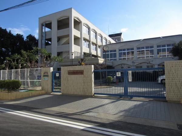 近くの神戸市立須佐野中学校まで691m（徒歩9分）