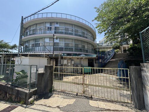 近くの美野丘小学校まで4,506m(徒歩57分)