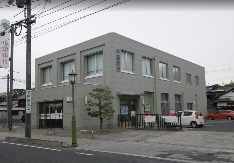 近くの中国銀行早島支店まで690m（徒歩9分）