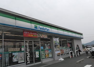 近くのファミリーマート バラ園前店まで770m(徒歩10分)