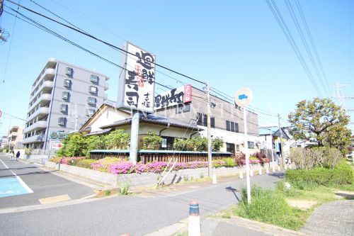 近くの飲食店まで747m（徒歩10分）