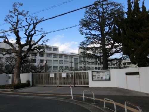 近くの大阪府立芦間高等学校まで866m（徒歩11分）