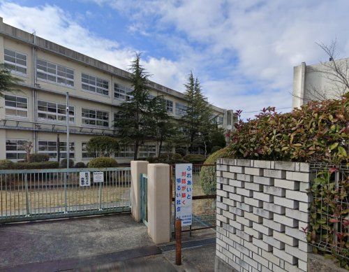 近くの枚方市立枚方中学校まで1,181m(徒歩15分)