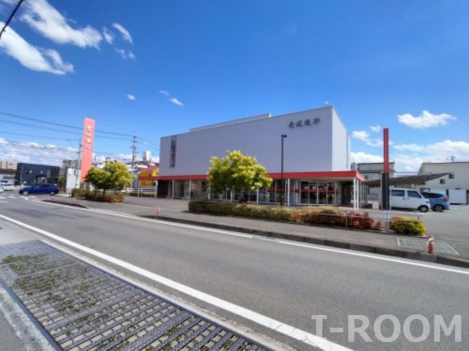 近くの愛媛銀行来住支店まで103m（徒歩2分）