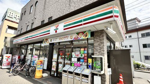 近くのコンビニまで259m（徒歩4分）