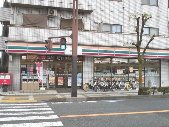 近くのコンビニまで553m（徒歩7分）