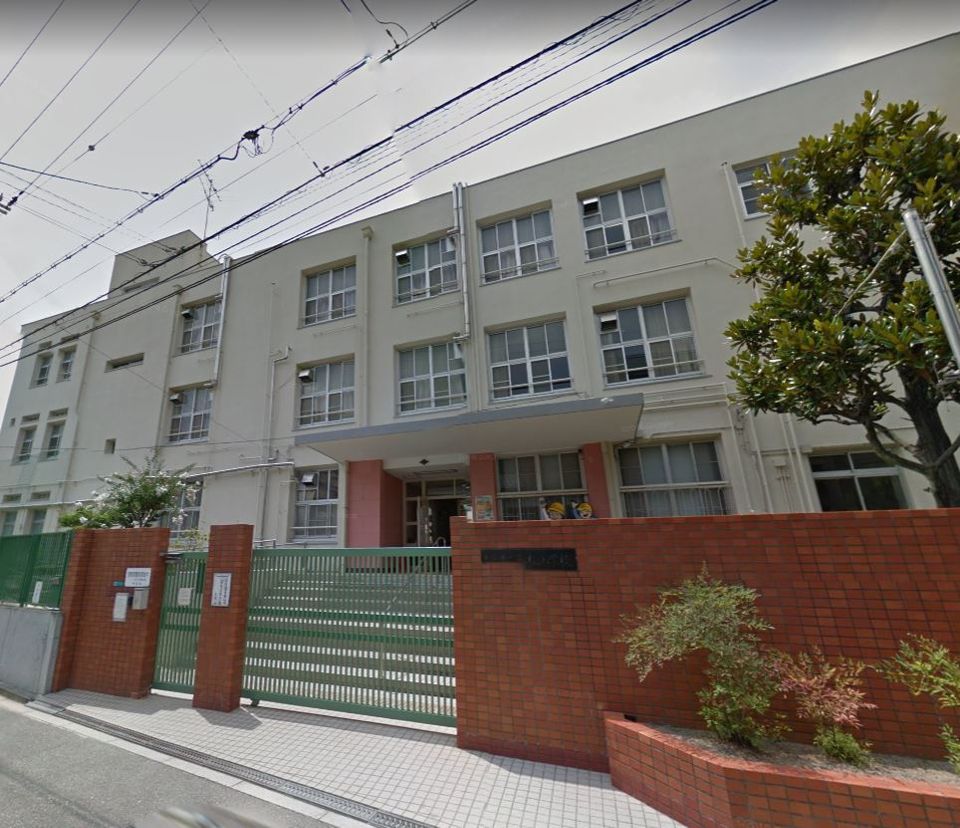 近くの大阪市立高松小学校まで399m（徒歩5分）