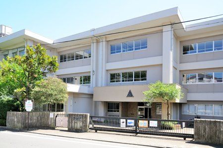 近くの横須賀市立公郷小学校まで1,349m(徒歩17分)
