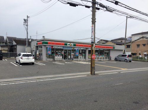 近くのコンビニまで632m（徒歩8分）