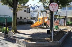 近くの西大井二丁目児童遊園まで346m（徒歩5分）