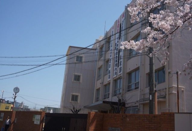 近くの大阪市立横堤中学校まで884m(徒歩12分)